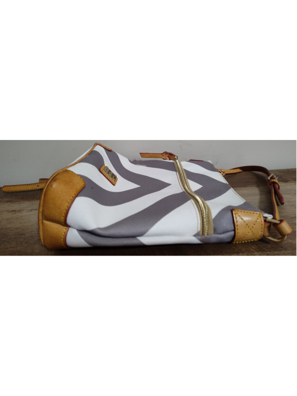 Women's Dooney & Bourke Chevron Crossbody Bag One Size Grey White - Picture 7 of 9